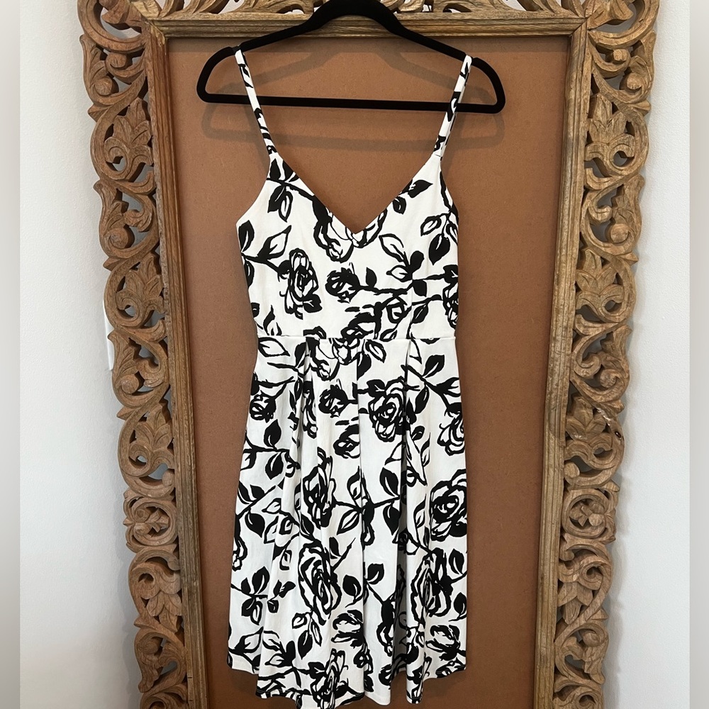 Cute flirty pin up shape/style floral dress.